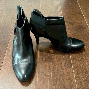 Womens black heeled leather ankle boot size 7.5 Adrienne Vittadini